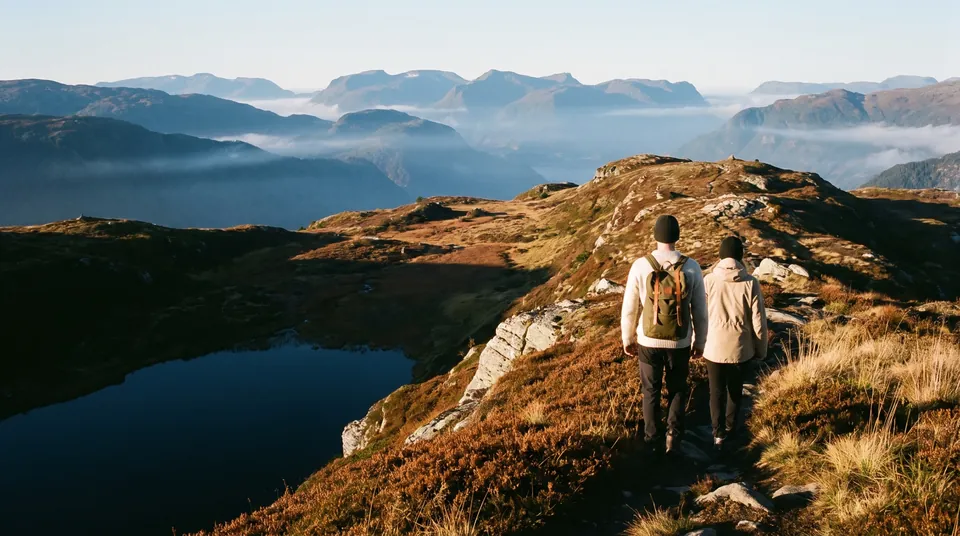 To turgåere på en fjellrygg i kveldssol